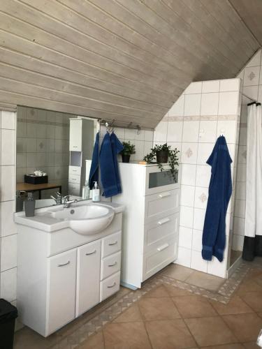 Ένα μπάνιο στο Centralt i Gentofte i 2 plan, ved S-Tog og busser