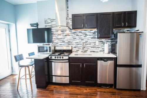 Η κουζίνα ή μικρή κουζίνα στο Lawrenceville Suites