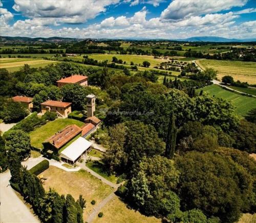 una vista aérea de una finca con una casa y árboles en Agriturismo Poggiolo, en Pilonico Materno