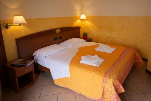 una habitación de hotel con una cama grande con toallas. en Villa Terri, en Verona