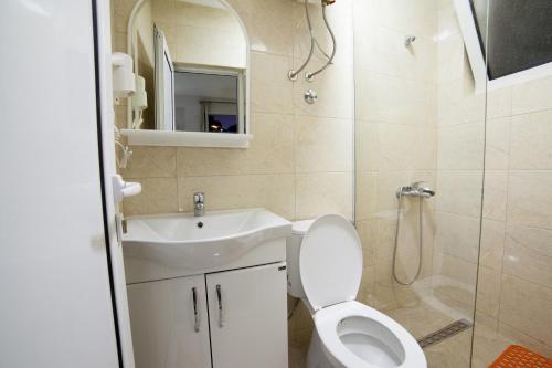 A bathroom at Apartments Panorama Alaj