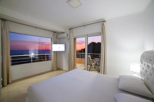 Кровать или кровати в номере Apartments Panorama Alaj