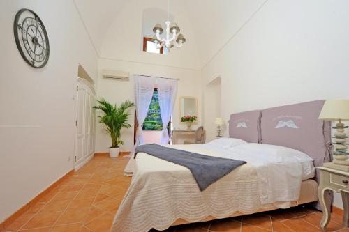 Dormitorio con cama y árbol de Navidad en Maison Liparlati, en Positano