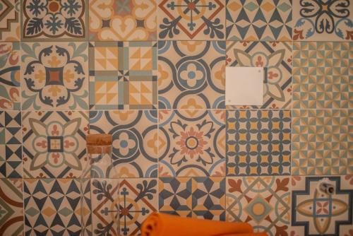 The Blue House - Bica Ropers في لشبونة: حمام مع بلاط ملون على الحائط