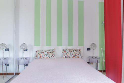 ein Schlafzimmer mit einem großen Bett mit zwei Tischen in der Unterkunft Peaceful apartment in the heart of Bologna in Bologna