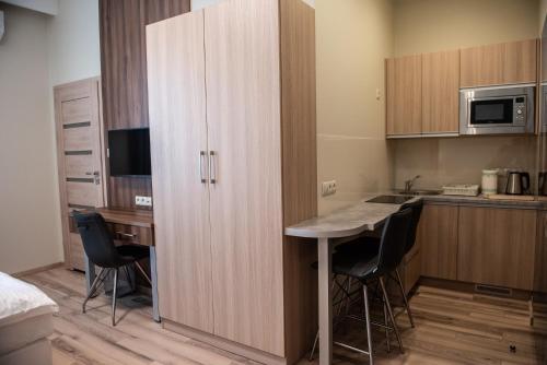 a small kitchen with a table and a cabinet at Metropolis Apartamenty Centrum in Kalisz