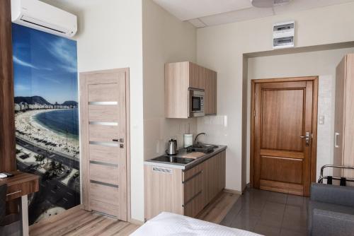 Kuchyňa alebo kuchynka v ubytovaní Metropolis Apartamenty Centrum