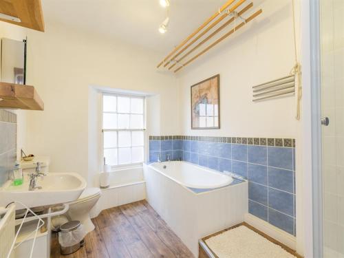 un bagno con vasca e lavandino di River Cottage a Inverness