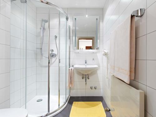 A bathroom at Biergasthof Riedberg