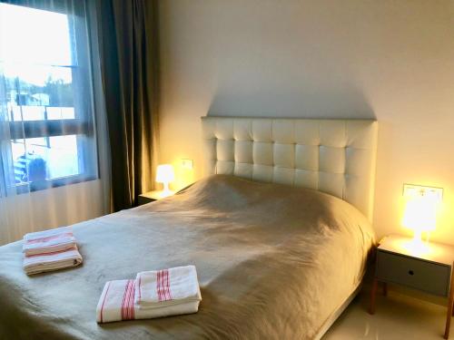 ピラール・デ・ラ・オラダダにあるPlaya Elisa Superのベッドルーム1室(大型ベッド1台、タオル2枚付)