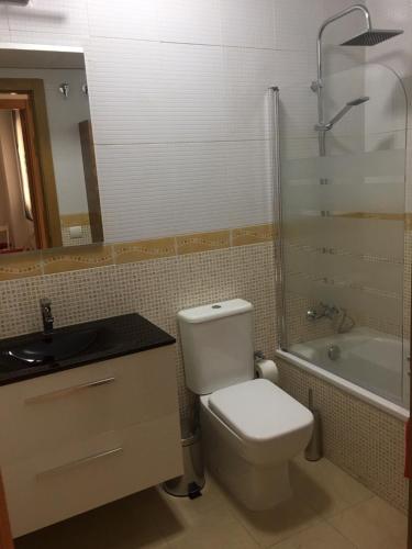 een badkamer met een toilet, een wastafel en een bad bij Apartamento Infantes in Ronda