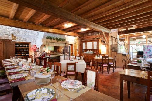 een eetkamer met tafels en stoelen in een gebouw bij Locanda Sandi in Valdobbiadene
