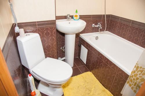 ザポリージャにある1 room apart on str. Ukrainskaya 34のバスルーム(トイレ、洗面台付)