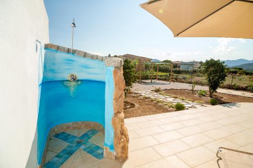 una piscina sul lato di una casa di Sant'Anna Charming Apartments a Budoni