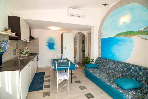 un soggiorno con divano e tavolo di Sant'Anna Charming Apartments a Budoni