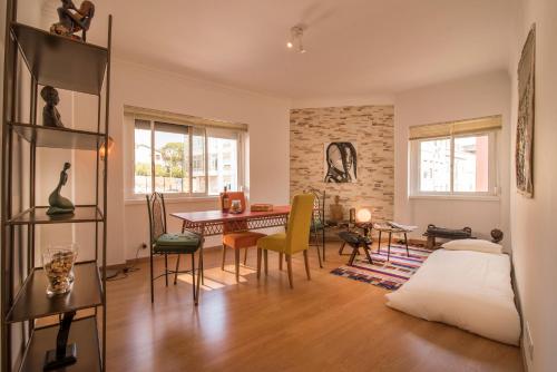 リスボンにあるArt and Design Apartment in Lisbonのベッドルーム1室(ベッド1台、テーブル、椅子付)