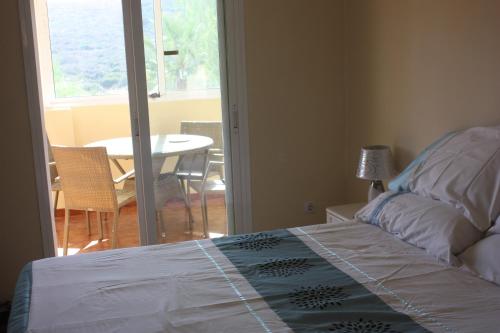 マニルバにあるAlboran Hills Holiday Appartmentのベッドルーム1室(ベッド1台付)が備わります。