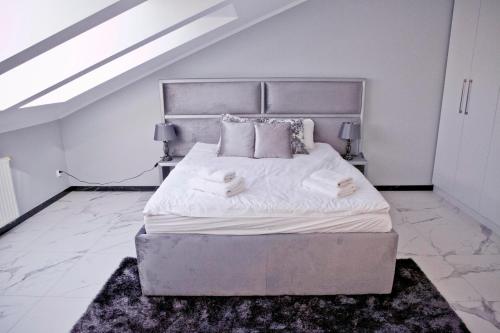 Ліжко або ліжка в номері Elegant City Center Apartment Pawlikowskiego 8