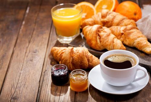 Pilihan sarapan tersedia untuk tetamu di Pomeroy Inn & Suites Prince George