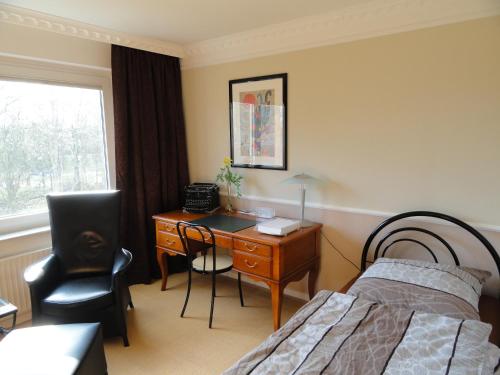 a hotel room with a desk and a bed and a desk at Großzügiges Appartement nähe Hannover-Messe in Hannover