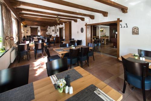 ein Esszimmer mit Holztischen und -stühlen in der Unterkunft Hotel Weinhaus Weis in Leiwen