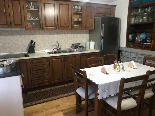 Kuchyň nebo kuchyňský kout v ubytování Guest House Sabriu