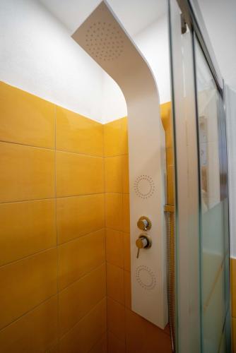 a bathroom with a shower with an archway at Oceano d'Amore in Riomaggiore