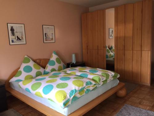 sypialnia z łóżkiem i dużym lustrem w obiekcie Ferienwohnung Saarblick w mieście Ockfen