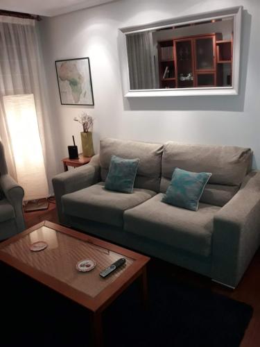 un soggiorno con divano e tavolino da caffè di Apartamento de Toró a Llanes