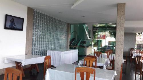 a dining room with tables and chairs in a restaurant at Hotel Ed. Carolmilla in Valença