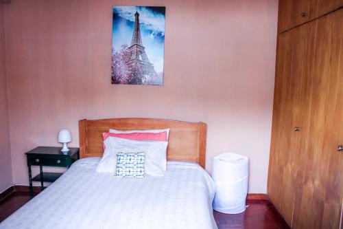 カニコにあるVilla Donna Nadia 112のエッフェル塔の写真が飾られたベッドルーム1室