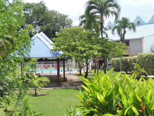 Bazén v ubytování Caraïbes Holidays nebo v jeho okolí