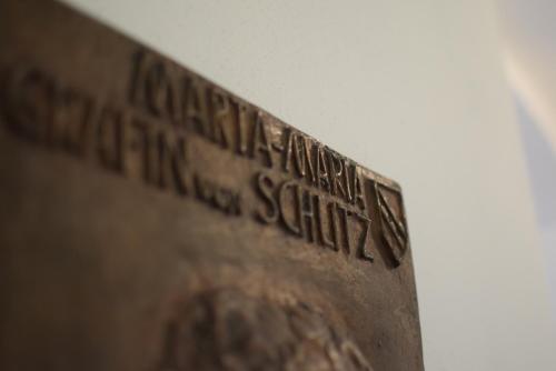 a close up of a sign on a book at GRÄFIN MARTHA MARIA - Design-Apartment in der historischen Hinterburg Schlitz - mit Aufzug, Parkplatz & Garten - nahe Fulda und Bad Hersfeld in Schlitz