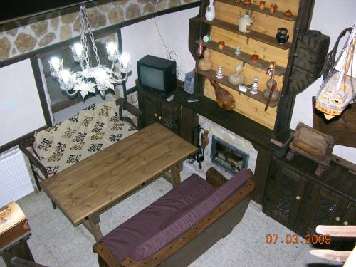 - un salon avec une table en bois et une cheminée dans l'établissement Rural Bellavista, à Buenavista