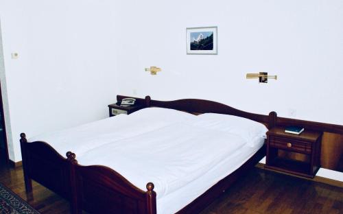 Una cama o camas en una habitación de Hotel du Pont