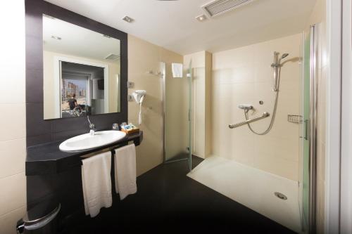 La salle de bains est pourvue d'un lavabo et d'une douche. dans l'établissement Hotel Brisa, à Benidorm