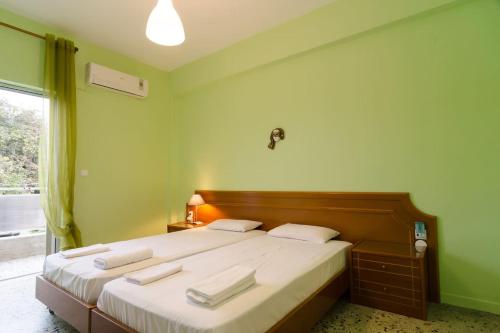 een slaapkamer met een groot bed met 2 witte kussens bij Rooms To Let Giannis in Makrýgialos