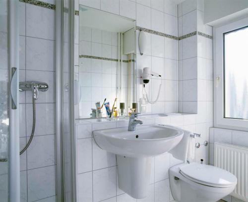 Kylpyhuone majoituspaikassa Hotel Sauer Garni