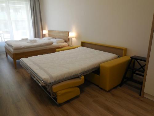 Habitación con 2 camas y ventana en Apartment Potter en Brno