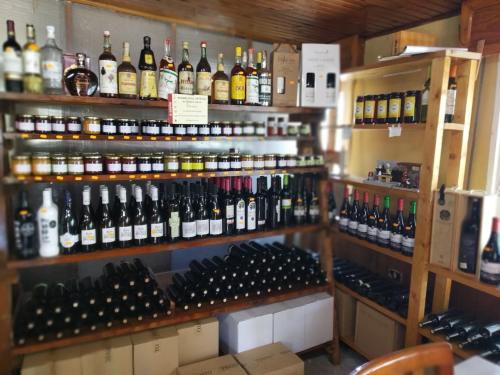 パラーダ・デ・シルにあるCasa Pepeのワインのボトルがたくさん入った部屋