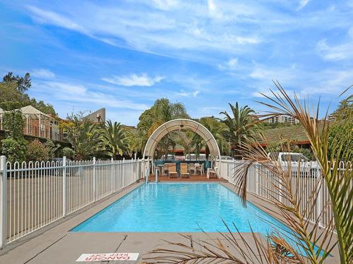 basen z białym płotem wokół niego w obiekcie Ultimate Apartments Bondi Beach w mieście Sydney