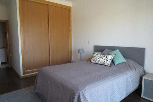Кровать или кровати в номере Partilha Sol Apartment