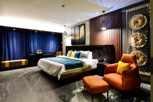 スウォンにあるHotel Ritzのベッドルーム1室(ベッド1台、椅子付)
