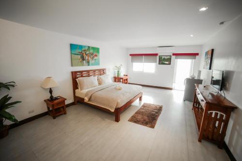 Postel nebo postele na pokoji v ubytování Bataan White Corals Beach Resort