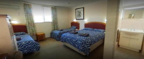Кровать или кровати в номере Clansman Motel