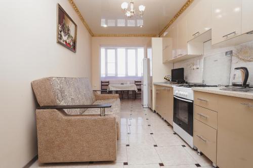 ウラジカフカスにあるАпартаменты Flatirini рядом с ТЦ "Столица"のキッチン(椅子、テーブル付)