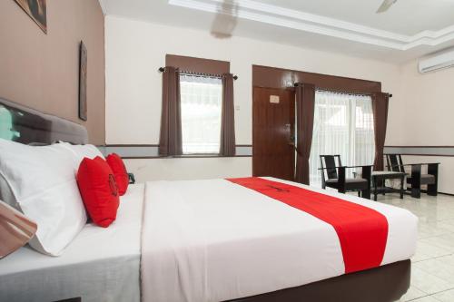 Ліжко або ліжка в номері RedDoorz near Balai Kota Malang