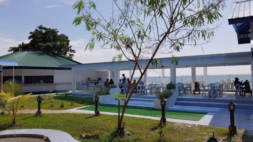 ośrodek wypoczynkowy z widokiem na ocean w obiekcie Hotel 45 Beach Resort w mieście Bauang