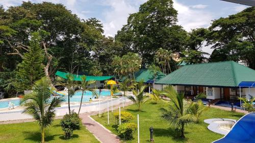 Blick auf den Pool in einem Resort in der Unterkunft Hotel 45 Beach Resort in Bauang