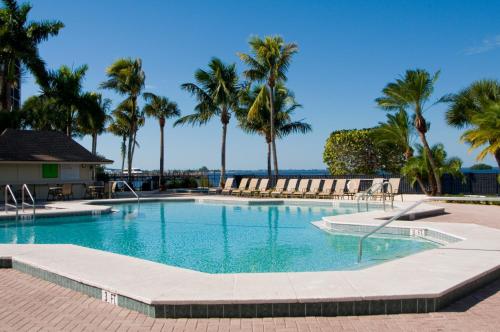 Piscina de la sau aproape de Resort Harbour Properties - Fort Myers / Sanibel Gateway